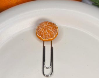 Ręcznie robiona zakładka do książki z mandarynki z gliny polimerowej – realistyczny dodatek w kształcie owocu