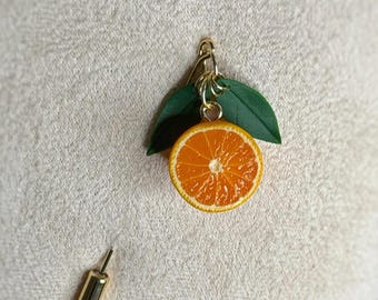 Pomarańczowa broszka z liśćmi na klapie – wiosenna biżuteria od ClayColadaCo