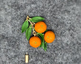 Broszka w kształcie owocu mandarynki i liścia, biżuteria letnia - ClayColadaCo