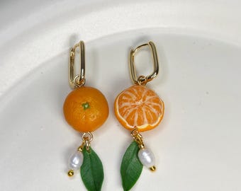 Niedopasowane kolczyki z owocami | Biżuteria z gliny polimerowej w kolorze pomarańczowym | Oryginalny kolor mandarynki | Akcent z perłami barokowymi