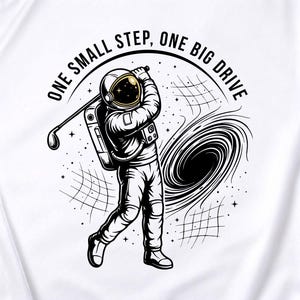Puede incluir: Ilustración en blanco y negro de un astronauta jugando al golf. El astronauta lleva un traje espacial y un casco, con el texto "ONE SMALL STEP, ONE BIG DRIVE" encima. Un agujero negro está en el fondo.