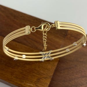 Armring i 18K guld med X-korsad diamant, armband med tre rader av kabeltråd, manschett med labodult diamant och korsad diamant, iögonfallande jubileumspresent till henne bild 4