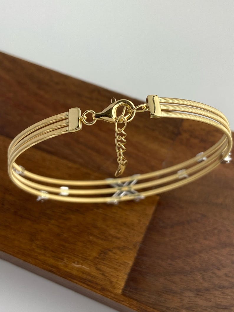 Armring i 18K guld med X-korsad diamant, armband med tre rader av kabeltråd, manschett med labodult diamant och korsad diamant, iögonfallande jubileumspresent till henne bild 4