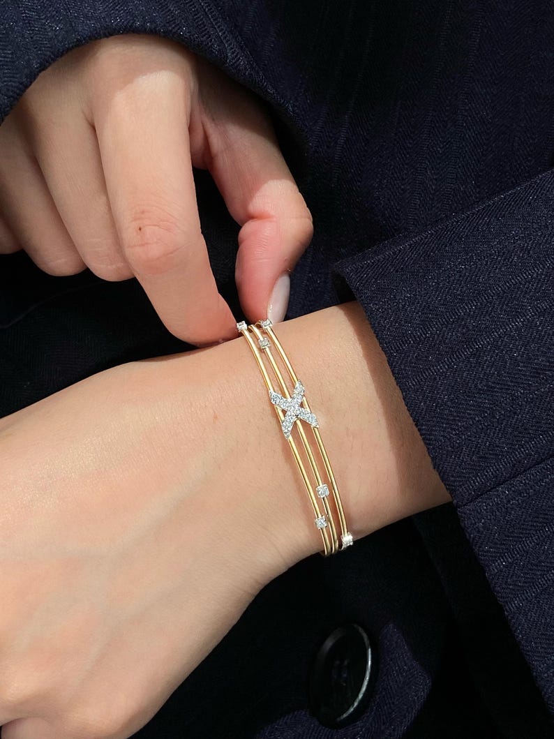 Armring i 18K guld med X-korsad diamant, armband med tre rader av kabeltråd, manschett med labodult diamant och korsad diamant, iögonfallande jubileumspresent till henne bild 3