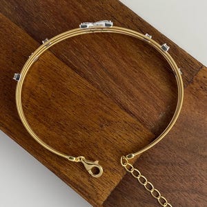 Armring i 18K guld med X-korsad diamant, armband med tre rader av kabeltråd, manschett med labodult diamant och korsad diamant, iögonfallande jubileumspresent till henne bild 5