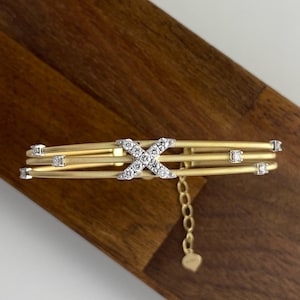 Armring i 18K guld med X-korsad diamant, armband med tre rader av kabeltråd, manschett med labodult diamant och korsad diamant, iögonfallande jubileumspresent till henne bild 1