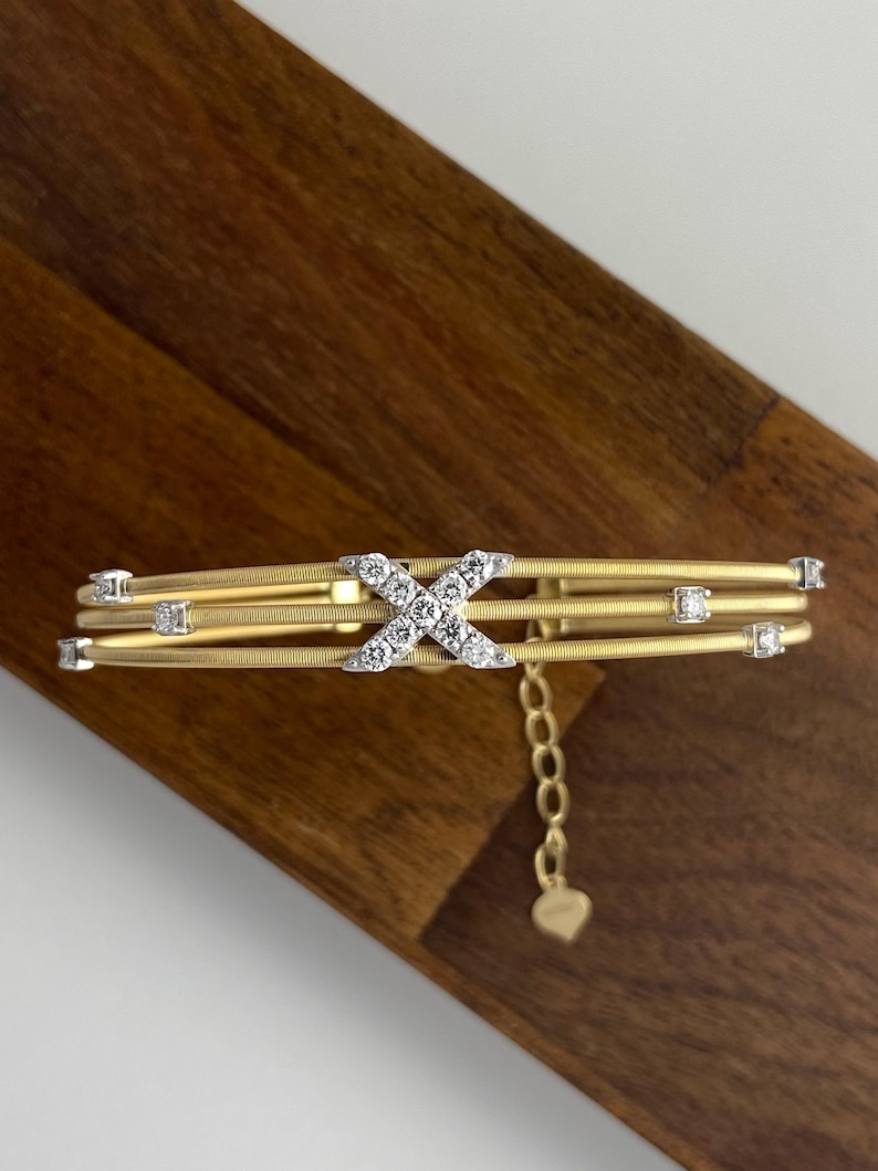 Armring i 18K guld med X-korsad diamant, armband med tre rader av kabeltråd, manschett med labodult diamant och korsad diamant, iögonfallande jubileumspresent till henne bild 1