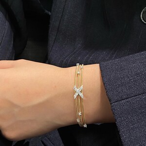 Armring i 18K guld med X-korsad diamant, armband med tre rader av kabeltråd, manschett med labodult diamant och korsad diamant, iögonfallande jubileumspresent till henne bild 2