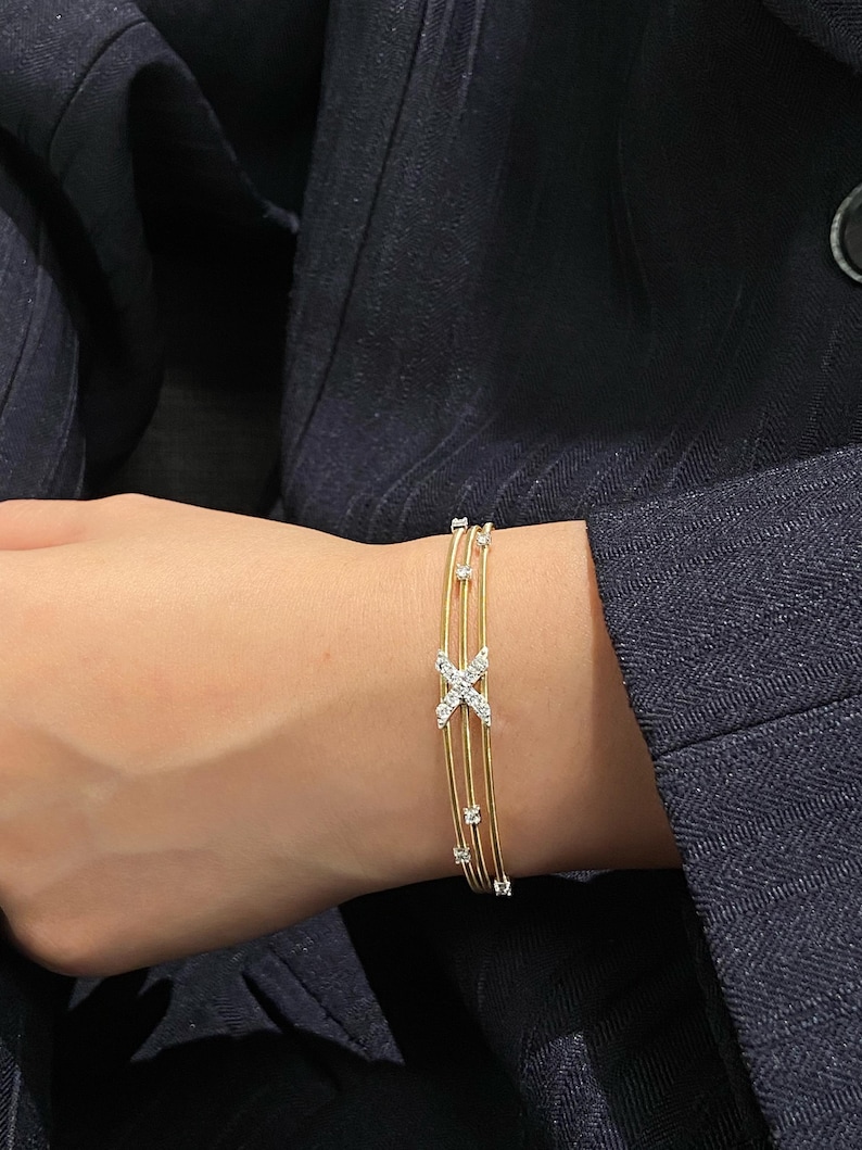 Armring i 18K guld med X-korsad diamant, armband med tre rader av kabeltråd, manschett med labodult diamant och korsad diamant, iögonfallande jubileumspresent till henne bild 2
