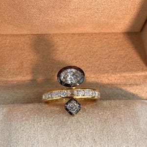Anillo de bodas Toi et Moi con corte georgiano, espalda con botones, diamantes de talla Asscher y talla ovalada, banda de bodas con engaste de canal de media eternidad de corte redondo y esmeralda