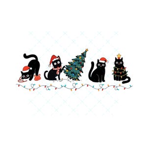 Op de afbeelding: Een grillige illustratie met vijf zwarte katten die Kerstmis vieren. Elke kat draagt een kerstmuts, sommige zijn versierd met feestelijke sjaals of gehuld in lichtslingers. Een versierde kerstboom en kleurrijke lichtslingers maken de scène compleet.