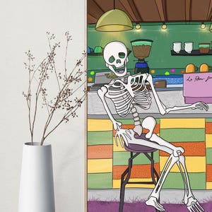 Könnte beinhalten: Gerahmte Illustration eines Skeletts an einer Bar. Das Skelett lächelt, mit einem Café-Hintergrund. Die Bar hat ein farbenfrohes, geometrisches Design. Eine weiße Vase mit Zweigen befindet sich im Vordergrund.