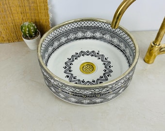 Handgefertigtes marokkanisches Zellige Waschbecken, rundes weißes Keramikgefäß, Waschbecken mit silbernem Metallrand, schwarzes geometrisches Muster, Handwerker Waschbecken