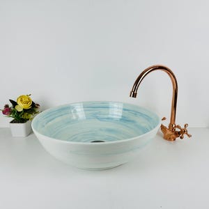 Lavabo de cerámica marroquí con diseño de zellige azul en espiral, hecho a mano.
