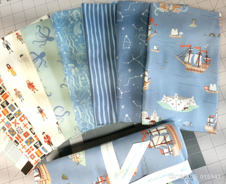 K&ouml;nnte beinhalten: Ein Set aus acht Stoffbahnen mit maritimem Thema. Die Bahnen sind in Blaut&ouml;nen und Wei&szlig; gehalten und zeigen verschiedene Designs, darunter Schiffe, Sterne und einen Oktopus. Die Bahnen sind perfekt zum Quilten, N&auml;hen oder Basteln.