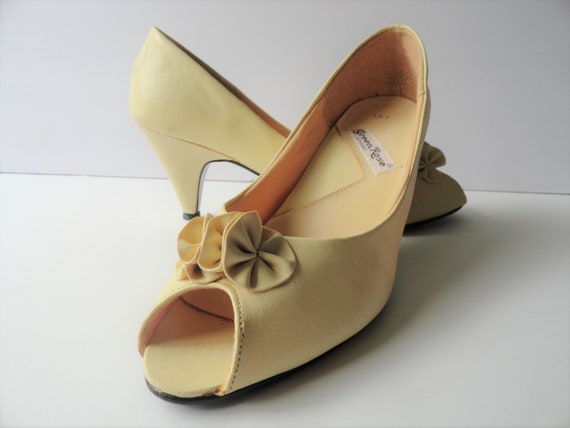 YELLOW Kitten Heal Pumps|Vintage Yellow Shoes|Veg… - image 5