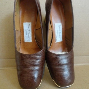 VINTAGE WOMEN SHOE|Vintage Brown Shoes| Vintage Lizard Skin Brown Wedge Heel Shoes with Gold Tone Detail Size 7