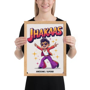 Könnte beinhalten: Ein gerahmter Druck mit einer Cartoon-Illustration einer tanzenden Figur in einer roten Jacke, lila Hose und Sonnenbrille. Das Wort "JHAKAAS" wird über der Figur in einer bunten Schrift angezeigt, mit dem Text "AWESOME / SUPERB!" darunter.