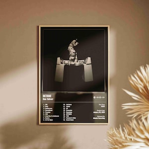 Op de afbeelding: Een ingelijste poster met het album "OCTANE" van Don Toliver. De afbeelding is een zwart-wit foto van een persoon op een platform. De poster bevat een tracklist en release-informatie.
