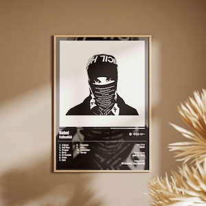 Può includere: Poster in bianco e nero incorniciato con un ritratto stilizzato di una persona che indossa una bandana e un berretto con la scritta "H715". Il poster include una tracklist e informazioni sull'uscita di "Rebel EsDeeKid".