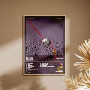 以下が含まれることがあります： Tame Impalaの「Currents」アルバムアートをあしらった額入りポスター。紫と白の波模様の背景に、銀色のオーブと赤い線が描かれています。アルバムタイトルとトラックリストが表示されています。