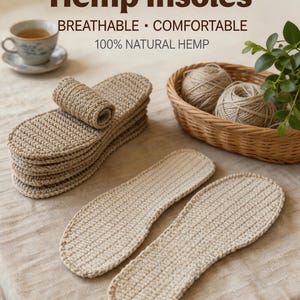 Może przedstawiać: Stos beżowych, szydełkowanych wkładek konopnych obok dwóch płaskich wkładek. Tekst głosi: Hemp Insoles, BREATHABLE • COMFORTABLE, 100% NATURAL HEMP. Wkładki mają teksturowany, pleciony wzór wykonany z jasnobrązowego, naturalnego materiału włóknistego.