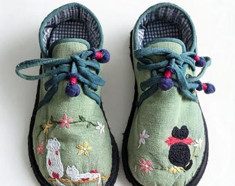 Healing Cat Embroidered Mid-Top Shoes, Vintage Plaid Lining Lace-Up Flats, Thick Rubber Sole Non-Slip Shoes