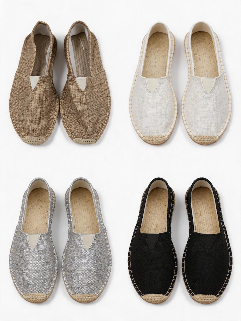 K&ouml;nnte beinhalten: Vier Paar Espadrilles zum Hineinschl&uuml;pfen, angeordnet in einem Raster. Das Paar oben links ist braun, oben rechts wei&szlig;, unten links silber und unten rechts schwarz. Jeder Schuh verf&uuml;gt &uuml;ber ein Obermaterial aus gewebtem Stoff und eine Sohle aus Jutekordel.