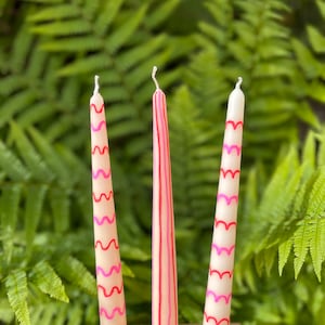 PINK SUMMER taps toelopende dinerkaarsen - handgeschilderd - veganistisch - kandelaars - pastel - roze en rood - gingang - geschulpt - wiebelen
