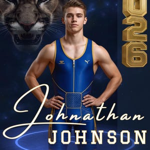 Puede incluir: Un retrato de graduación de un joven con un maillot de lucha libre azul y dorado. La imagen incluye el texto "PUMAS", "2026", "Jonathan Johnson" y "SENIOR". Un gráfico de puma está en el fondo.