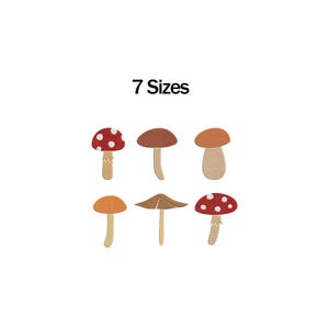 Pode incluir: Uma coleção de sete desenhos de cogumelos em várias cores e estilos. Os cogumelos apresentam chapéus vermelhos, castanhos e laranja com manchas brancas e caules bege. O texto "7 Sizes" é exibido acima dos cogumelos.