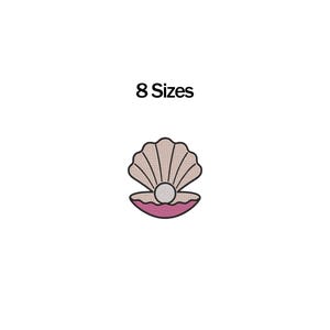 Puede incluir: Un diseño de bordado que presenta una concha abierta de color rosa claro con una perla blanca en el centro y una sección inferior de color rosa oscuro. El texto 8 Sizes está impreso en negro sobre el gráfico de la concha en un fondo blanco.