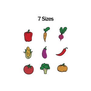 Könnte beinhalten: Gestickte Gemüse-Designs, darunter eine rote Paprika, Karotte, Rote Bete, Mais, Aubergine, Chili, Tomate, Brokkoli und Kürbis. Der Text "7 Sizes" steht über den Gemüse-Motiven.