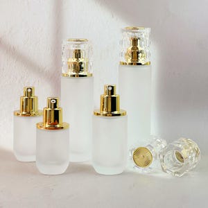 Lyxiga frostade glasflaskor med lotion och spray, återfyllningsbara hudvårdsförpackningar, tom kosmetikaflaska med kristallkork för toner, serum bild 1