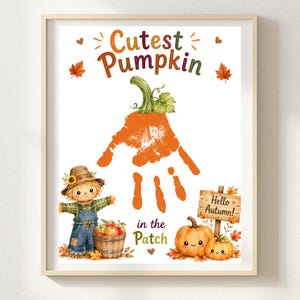 以下が含まれることがあります： Cutest Pumpkin in the PatchおよびHello Autumnというテキストが書かれた額入りプリント。緑の茎が付いたカボチャの形をしたオレンジ色の手形、かかし、リンゴの入ったバスケット、2つの小さなカボチャが描かれています。