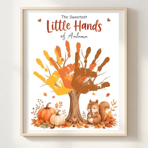 以下が含まれることがあります： 「The Sweetest Little Hands of Autumn」という文字が書かれた額入りウォールアート。木の葉が黄色、オレンジ、茶色の手形で表現されたイラストで、根元にはリスと2つのカボチャが描かれています。