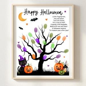 Può includere: Una stampa incorniciata intitolata Happy Halloween con la sagoma di un albero nero, foglie fatte con impronte digitali colorate, un gatto nero con cappello viola, due zucche, una lanterna, pipistrelli e una luna. Il testo recita: Little fingerprints, Tiny and sweet, Turn into leaves, For a tree so neat. A spooky little keepsake, Made with love and cheer- A Halloween memory To treasure year after year!