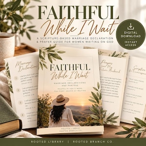 Può includere: Una guida alla preghiera in download digitale intitolata Faithful While I Wait, contenente dichiarazioni matrimoniali basate sulle scritture. La copertina mostra una persona con un cappello davanti a un tramonto, circondata da pagine con testo.
