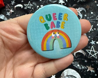 Distintivo "Queer Babe Button" / LGBTQIA+, Bandiera Queer, Orgoglio Queer, Gay, Lesbica, Non Binario, Trans, Bisessuale, Pansessuale, Alleato dell'Orgoglio, Arcobaleno
