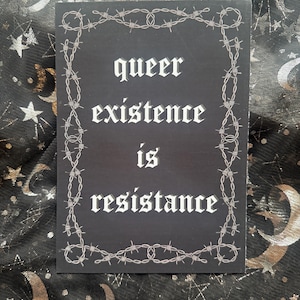 Queer Existenz ist Widerstand Wanddruck | LGBTQIA + Kunst, Aktivistin Wandkunst, Gothic Queer Dekor, Geschenk stolz, Alternatives Wohndekor