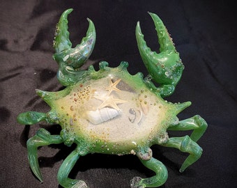 Groen geblazen glazen krab met zand aan de binnenkant
