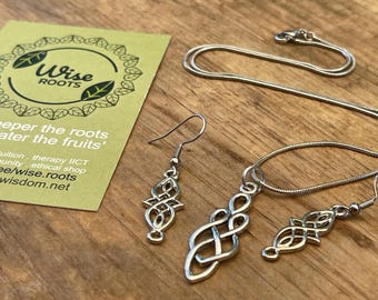 Conjunto de brincos com pingente deusa nó celta - geometria sagrada banhada a prata boho pendente