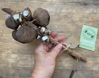 Chocalho de Xamã Artesanal de Eucalipto: Sino de Altar Vegano com Ametista