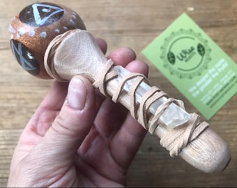 Chocalho de Xamã de Coco Pintado à Mão com Quartzo Transparente, Símbolo Elemental, Cura Sonora