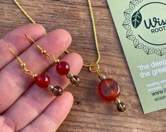 CONJUNTO DE CHAKRA SACRAL Conjunto de brincos e pingentes sensuais de cornalina e quartzo fumê banhados a ouro