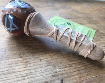 Chocalho de xamã de coco pintado à mão com quartzo transparente, cura sonora.