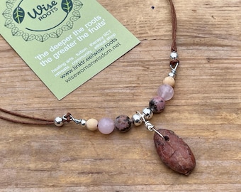 Colgante de piedra preciosa de semilla de cacao: Collar de cordón vegano hecho a mano, de origen ético.