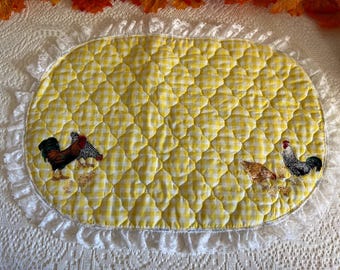 Vintage Farmhouse Chicken Placemats – Set of 4, Quilted Gingham with Lace Trim