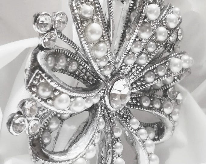 Signed Vintage Liz Claiborne Bow Flower Brooch – Sparkling Rhinestones & Faux Pearls, Timeless Elegance