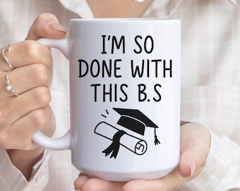 Tazza divertente per la laurea. Sono così stufo di questa idea regalo per laureati universitari. Per lui o per lei. Tazza divertente per il caffè.